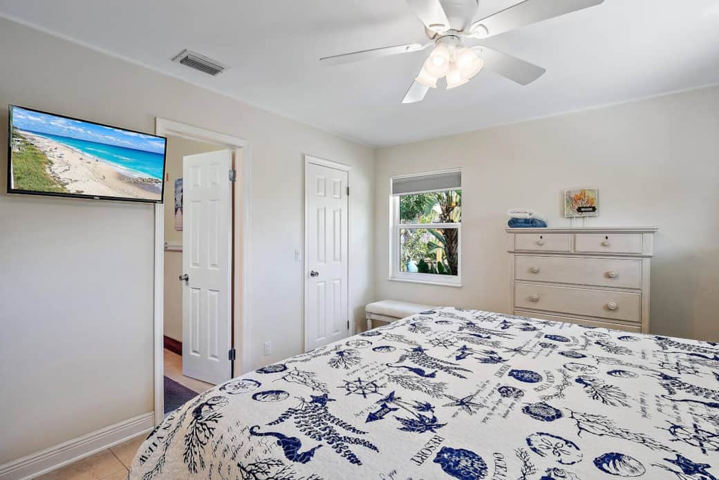 Master Bedroom with King size bed and beautiful views of the backyard. Blinds close to black out the room for late morning sleepers and a large closet is available to store your luggage. Also attached is a private half bathroom.