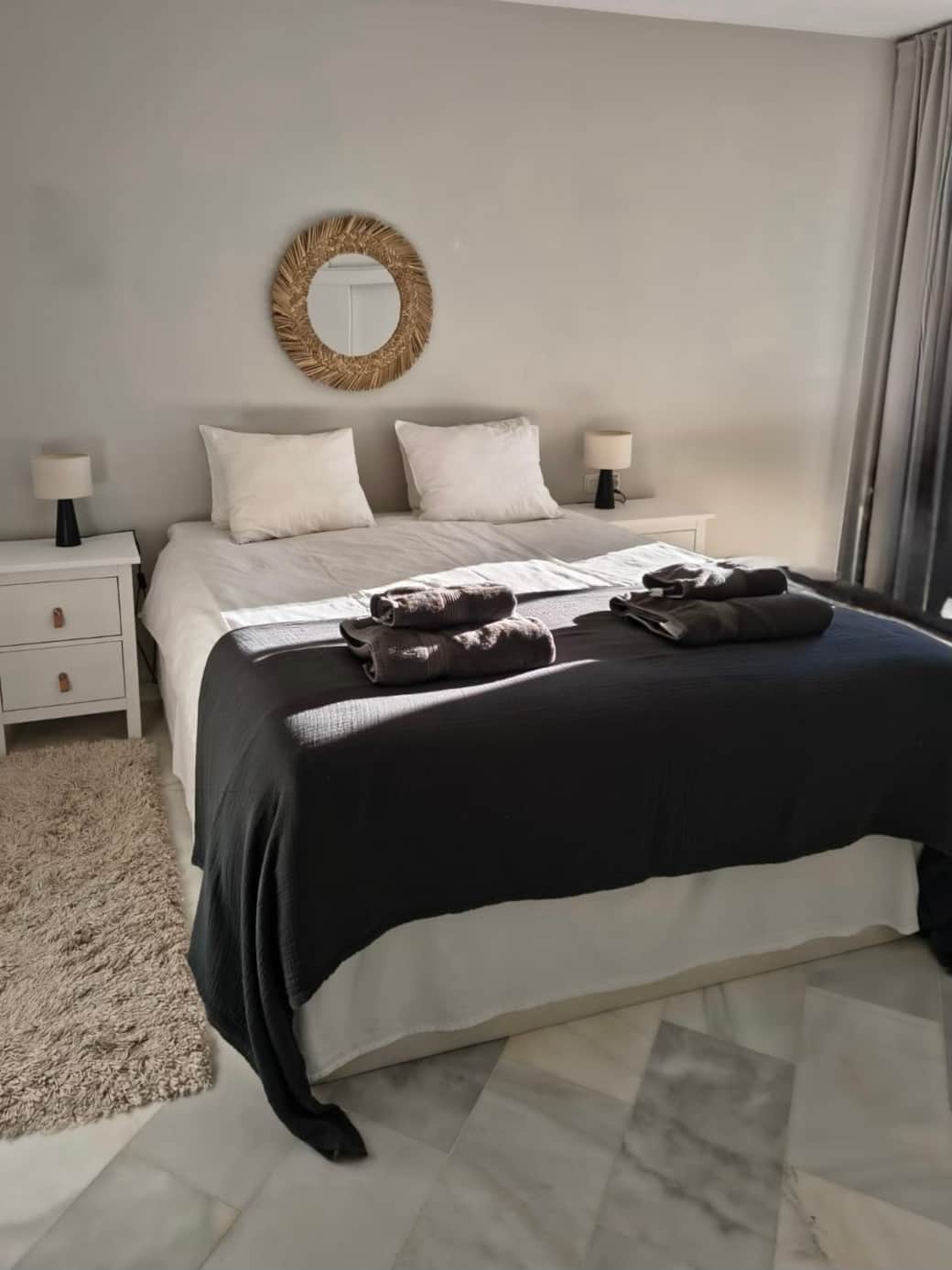 Master bedroom med eget badrum och utgång till stora terassen Master bedroom med eget badrum och utgång till stora terassen