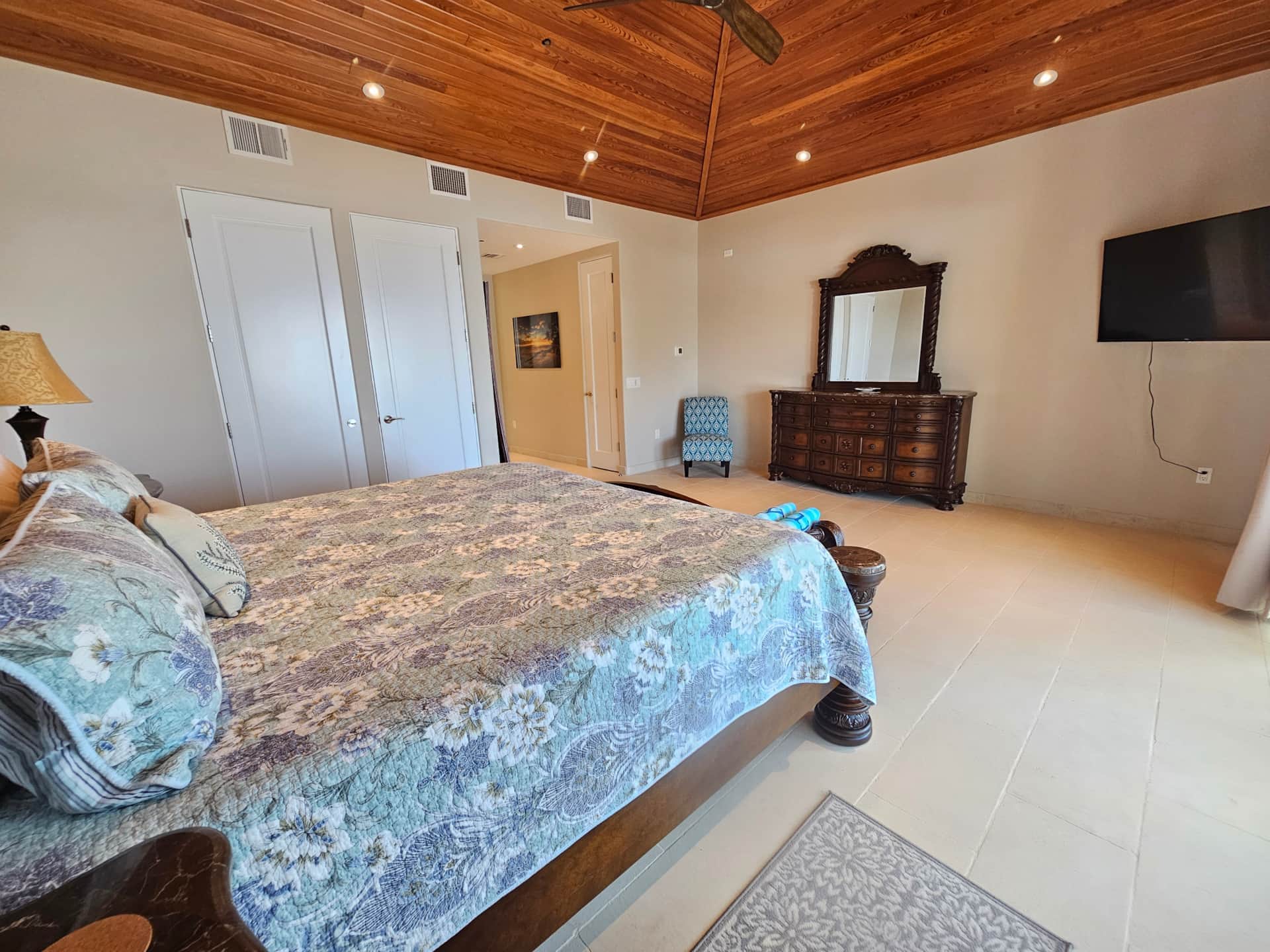 Upper Bedroom 2 King
