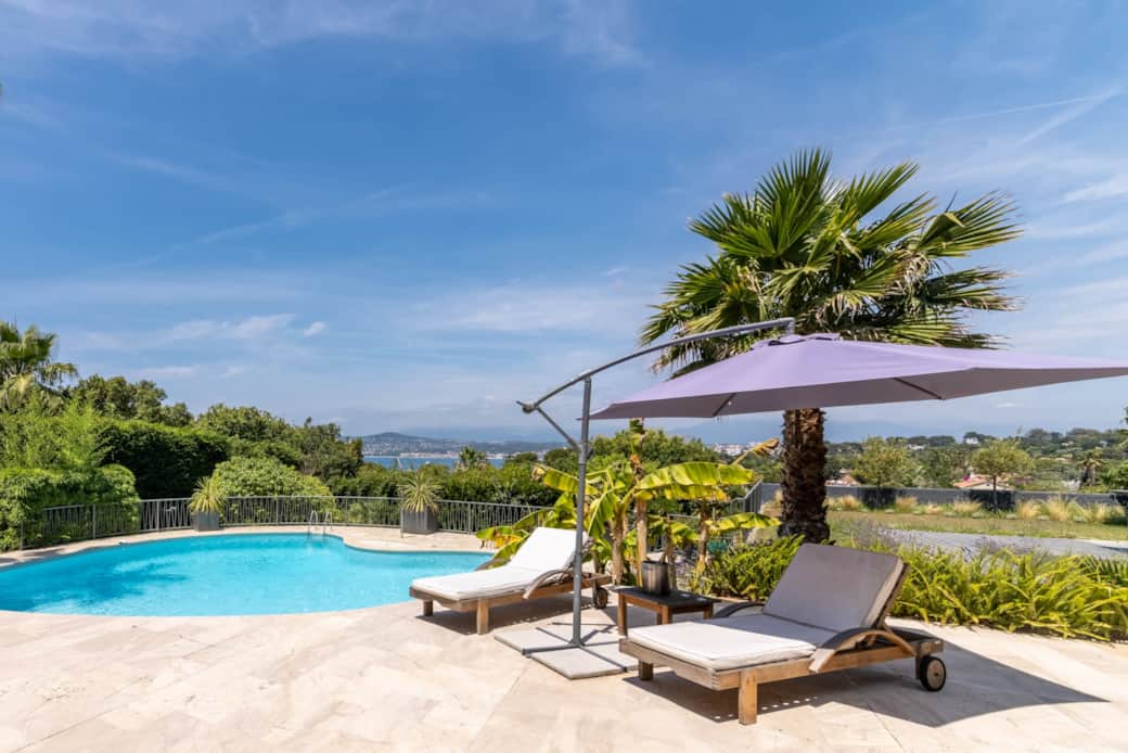 105 Pool lounge chairs