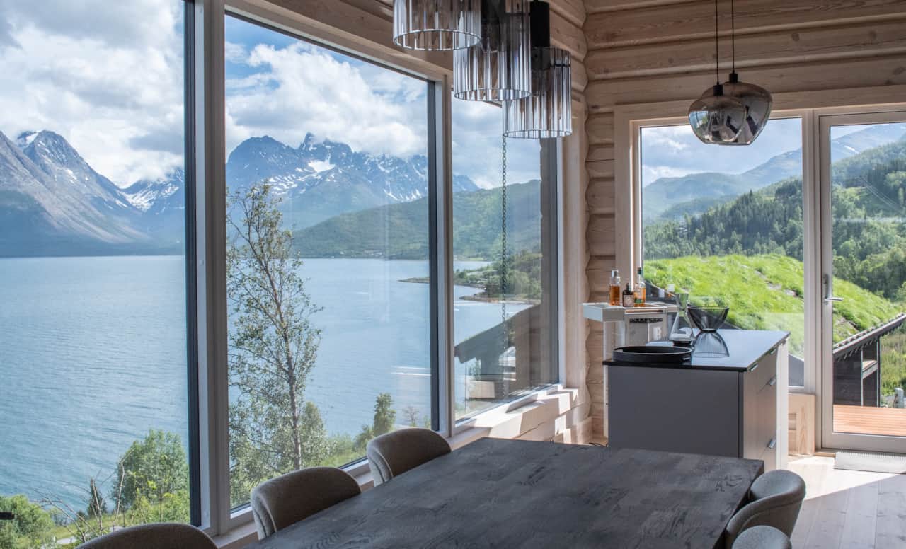 Cook with the fjord at eye level. Floor-to-ceiling glass, no distance to the water.