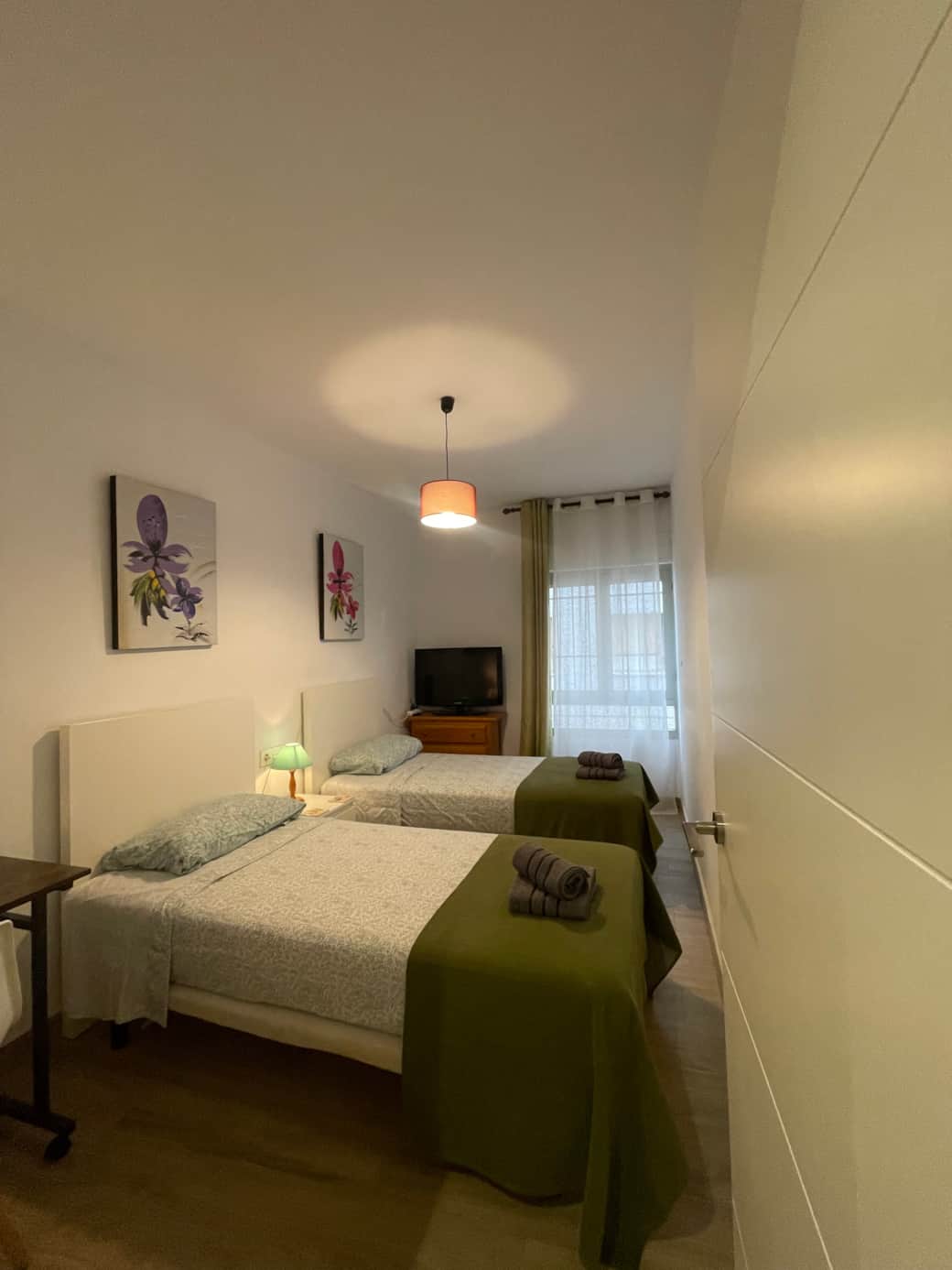 Small bedroom single beds