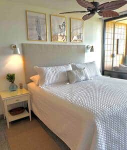 Large studio unit, you can see the ocean and Molokai from the king bed. 