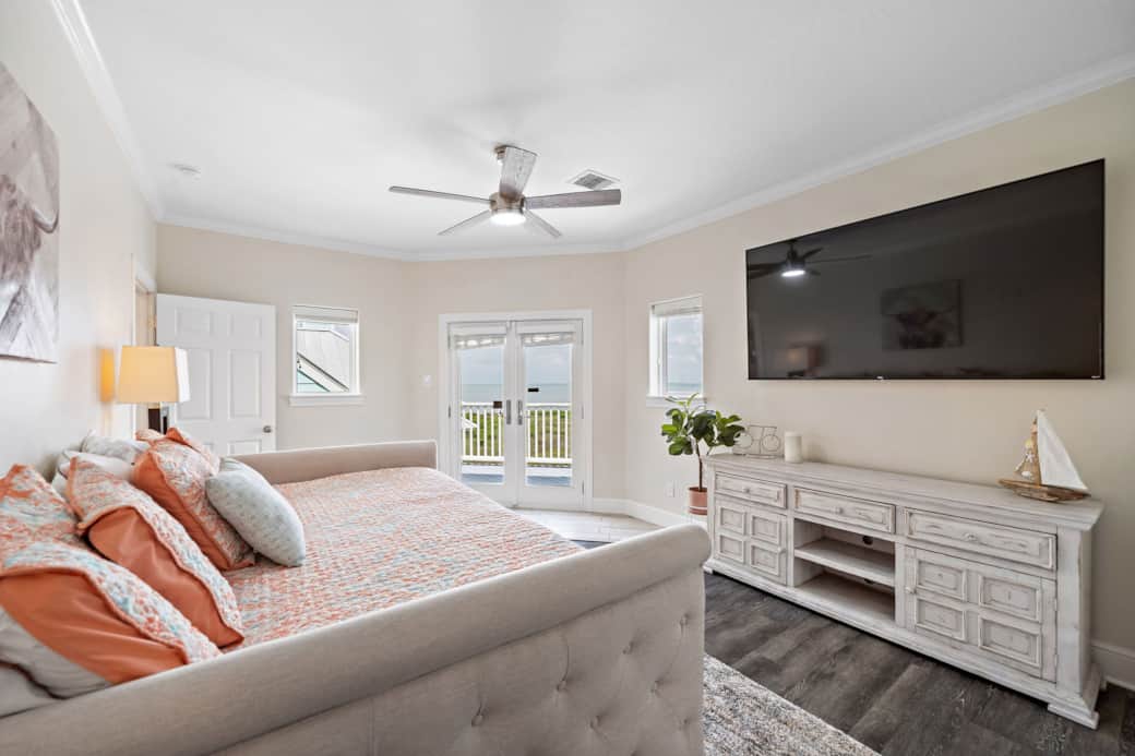 Game room with Queen Bed, Xbox, and Views and Deck!