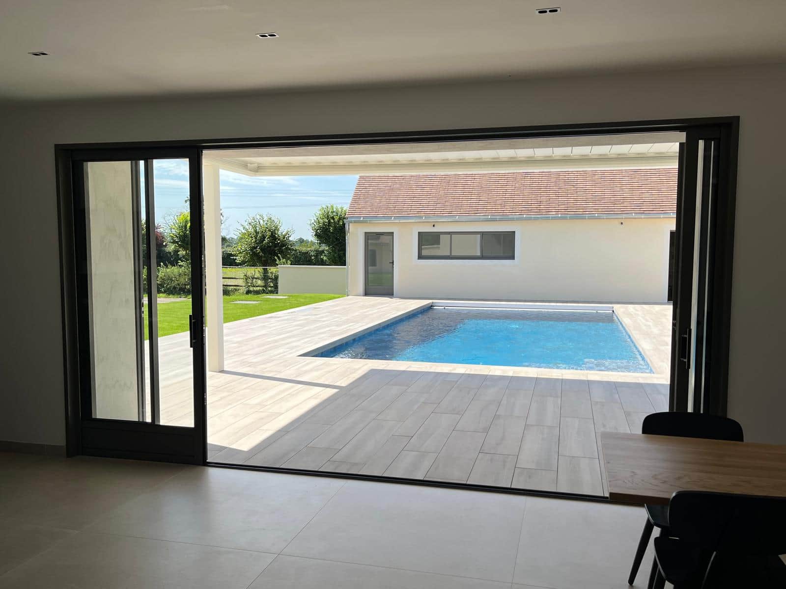 Profitez d'un petit-déjeuner avec une vue sur la piscine