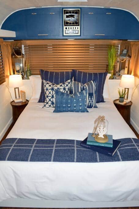 Spacious queen bed Spacious queen bed