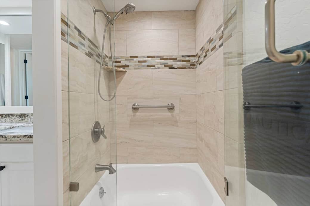 Guest Tub/Shower