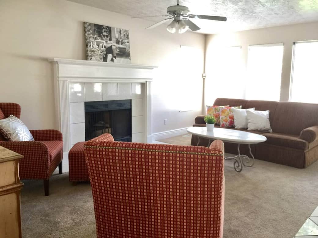 Retro Fresh & Cozy (Family Room with Gas Log Fireplace, and a sofa bed) Retro Fresh & Cozy (Family Room with Gas Log Fireplace, and a sofa bed)