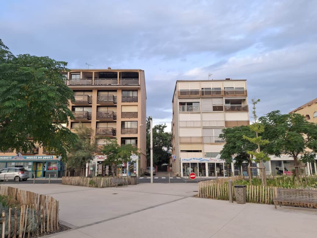 Le logement se trouve dans le bâtiment de droite 