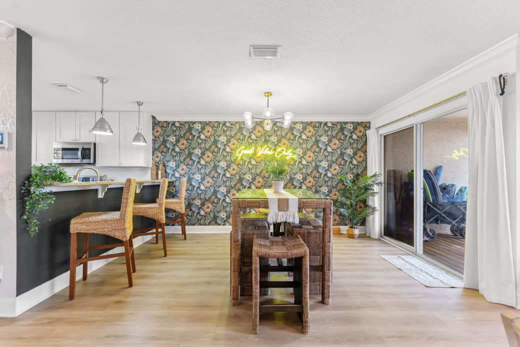 Breakfast Bar & Dining Room