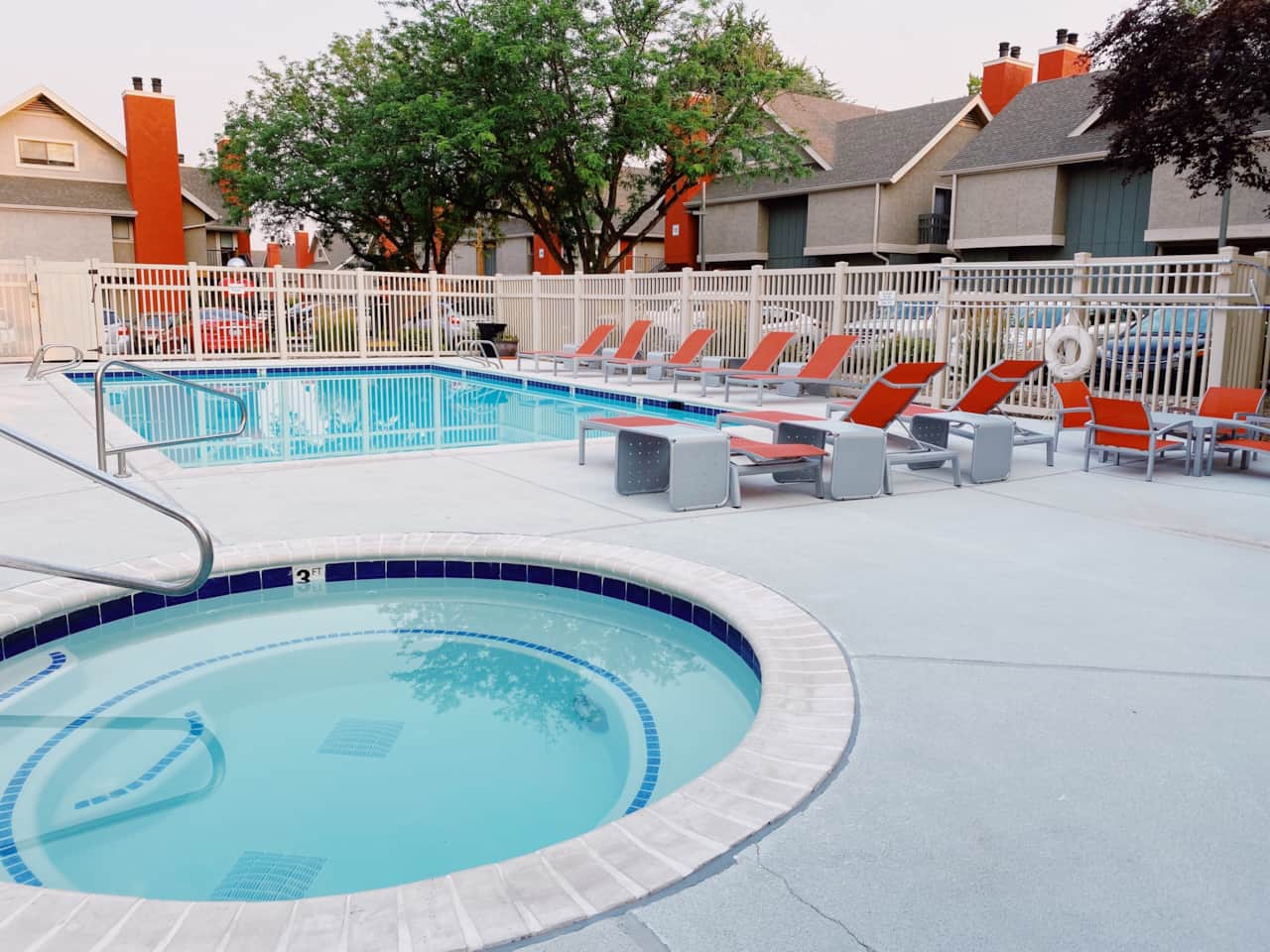 Hot tub & Pool available for your enjoyment