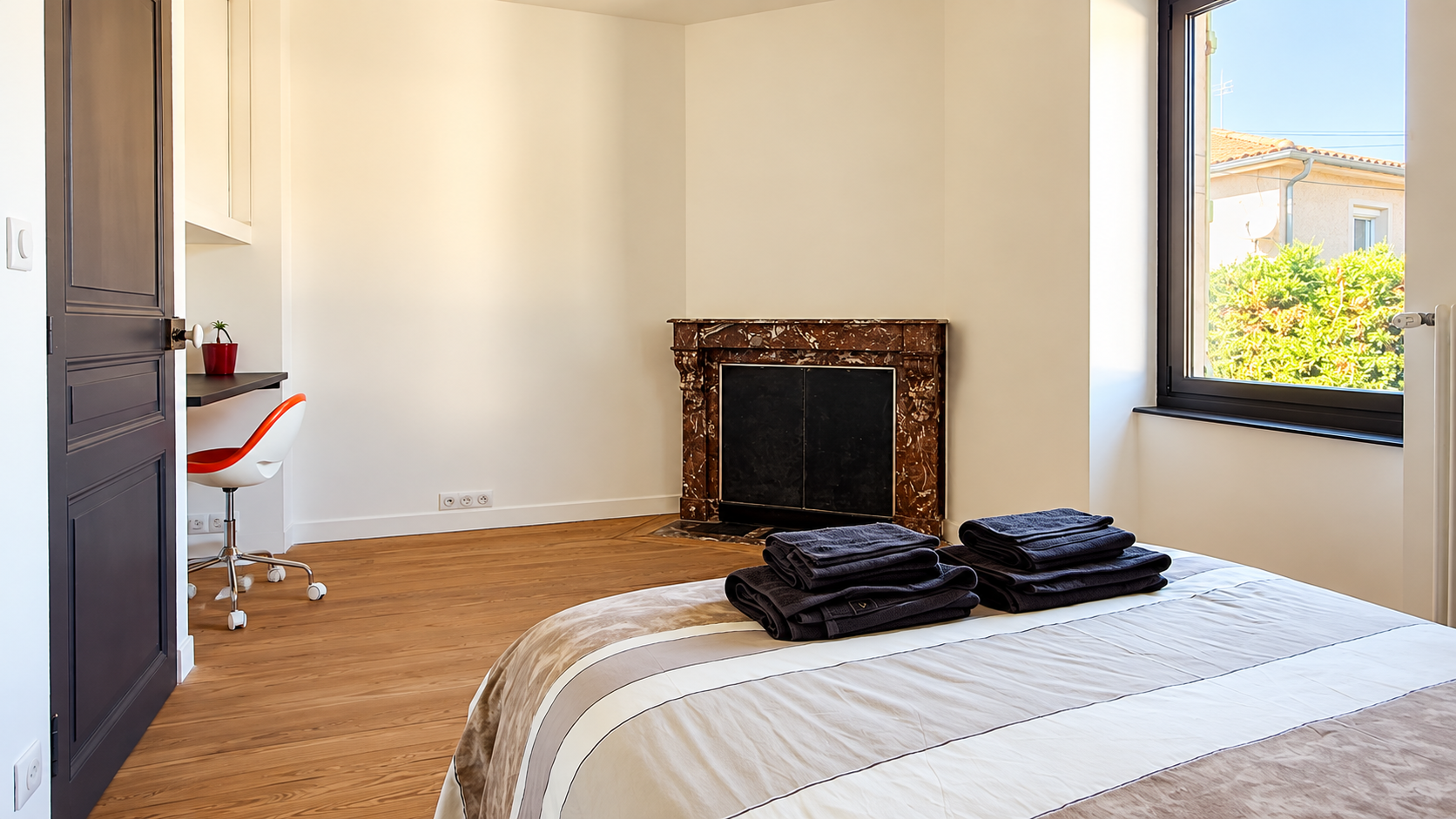 Chambre Rita avec cheminée en marbre et espace bureau au Clos de Laly