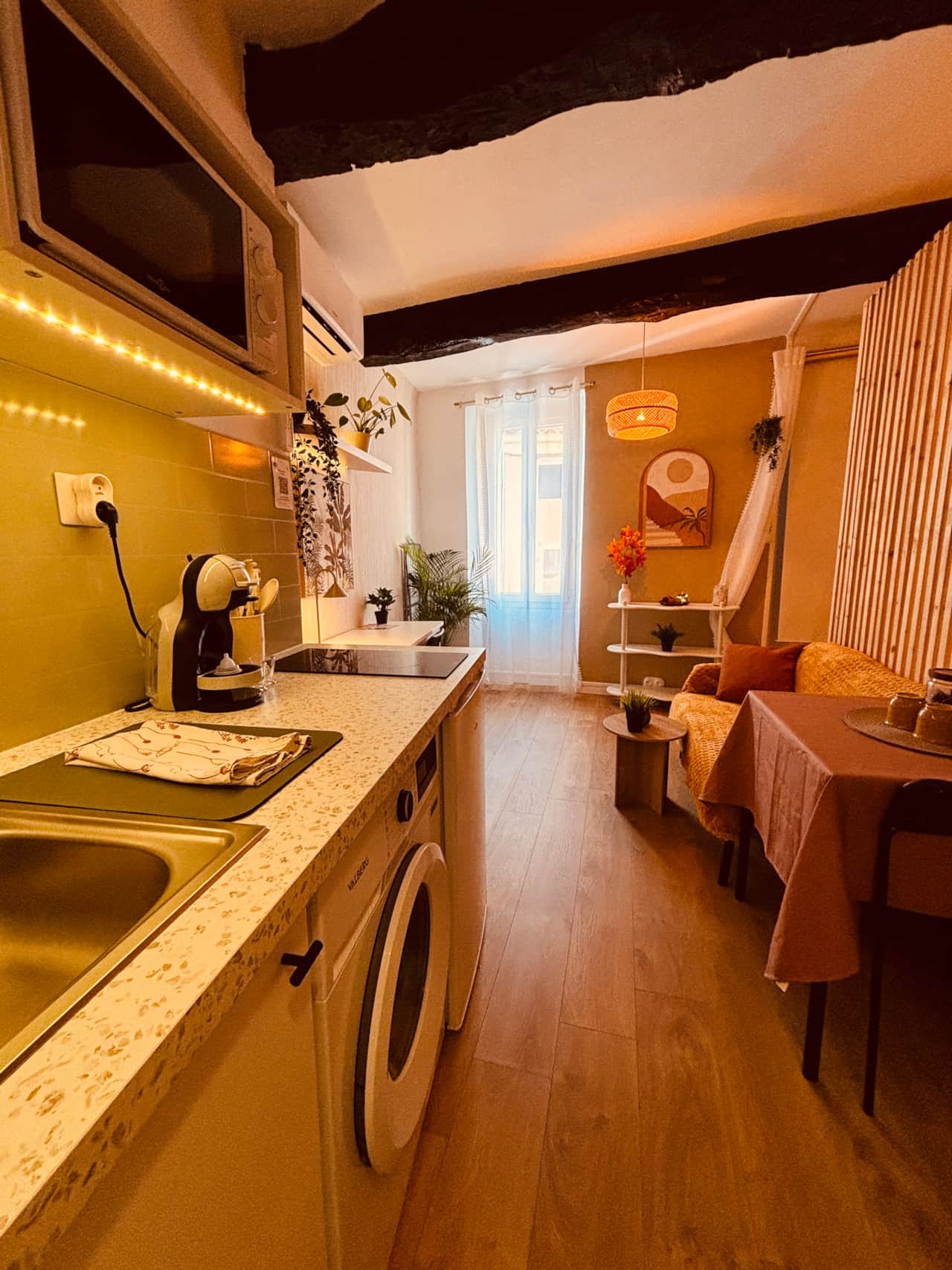 Cuisine équipée et table à manger