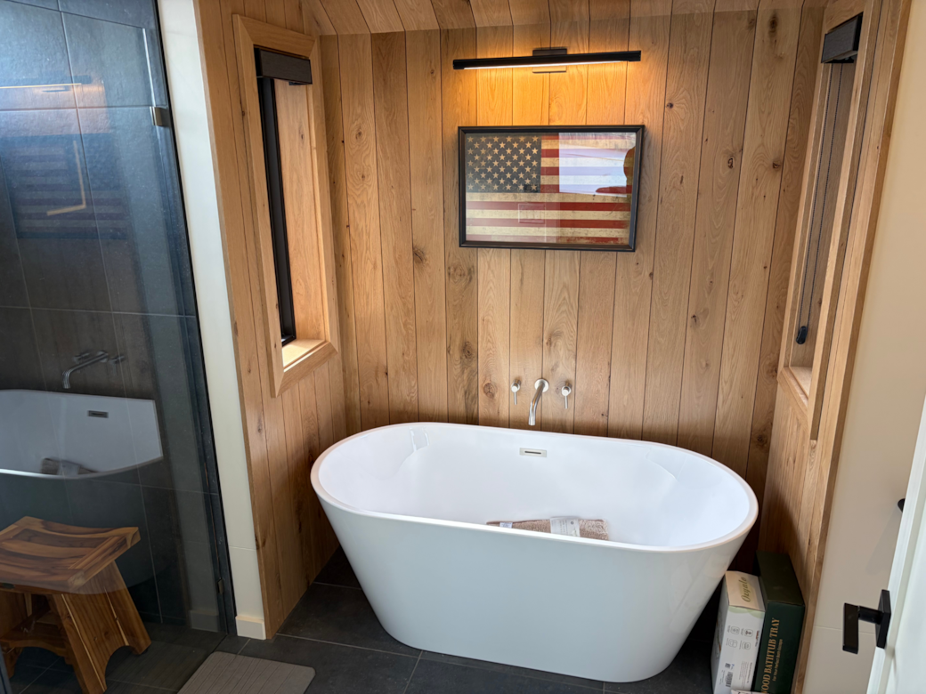 Bathroom 6 person vacation rental . Vantage WA
