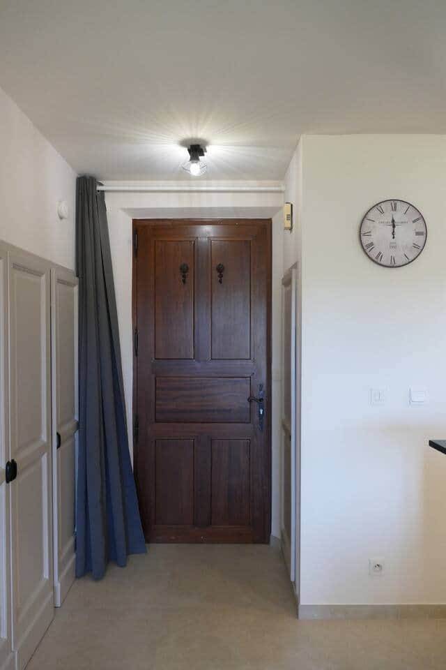 l'entrée et sa porte en bois massif