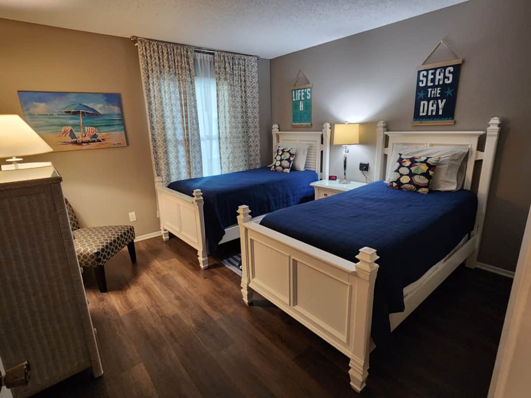 Guest bedroom with twin beds