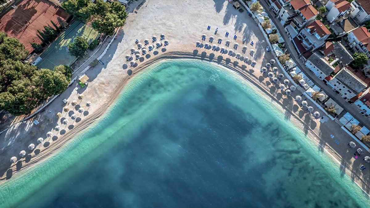 Strand Velika Raduča mit Kieseln und klarem Wasser