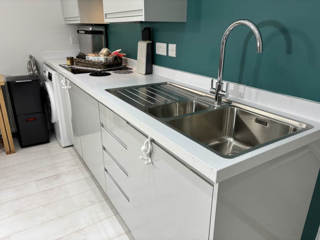 Full kitchen including washing machine