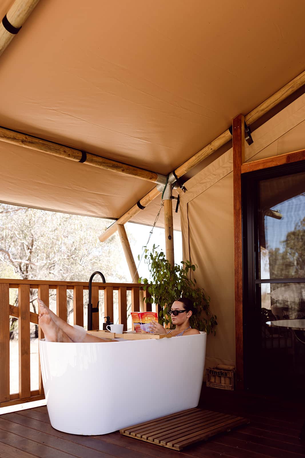 Outdoor bath tub