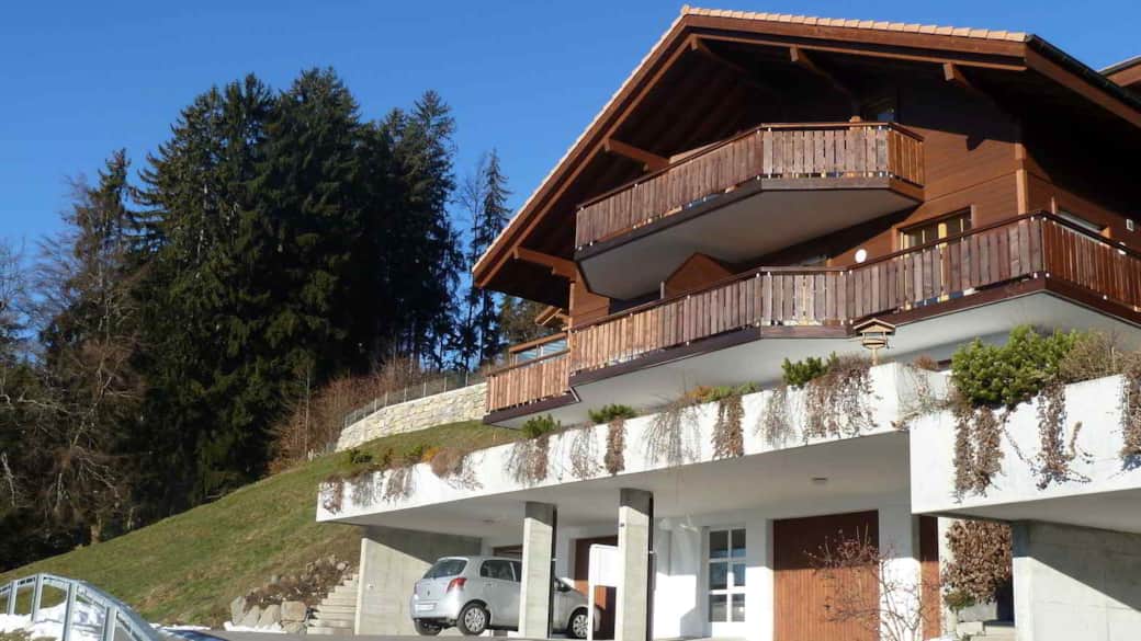 Der oberste Balkon gehört zur Wohnung Der oberste Balkon gehört zur Wohnung
