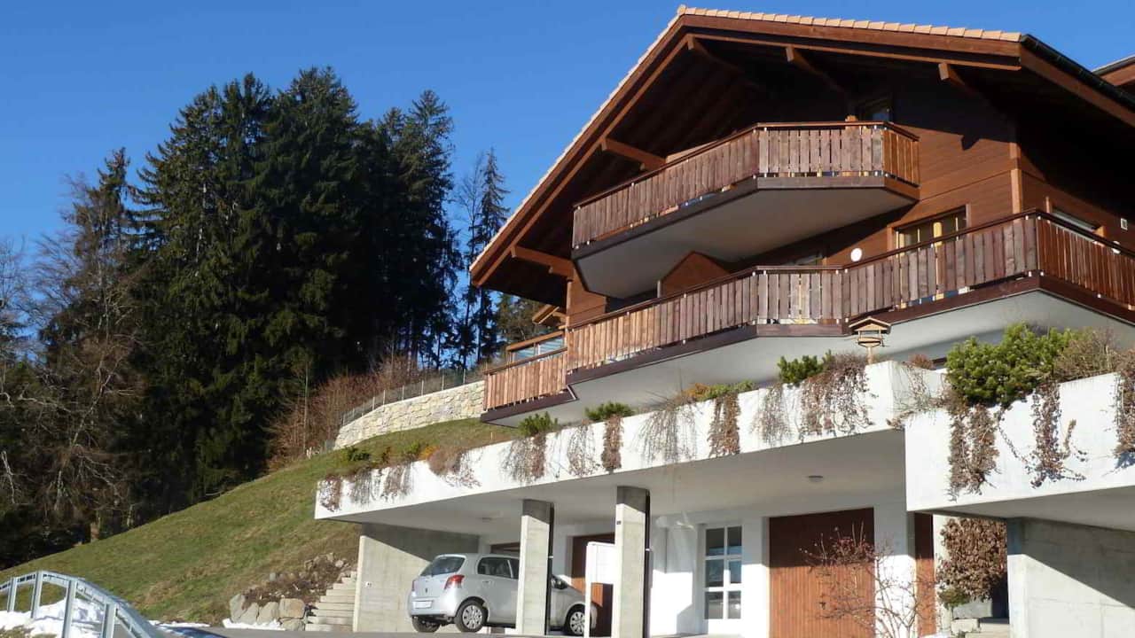 Der oberste Balkon gehört zur Wohnung