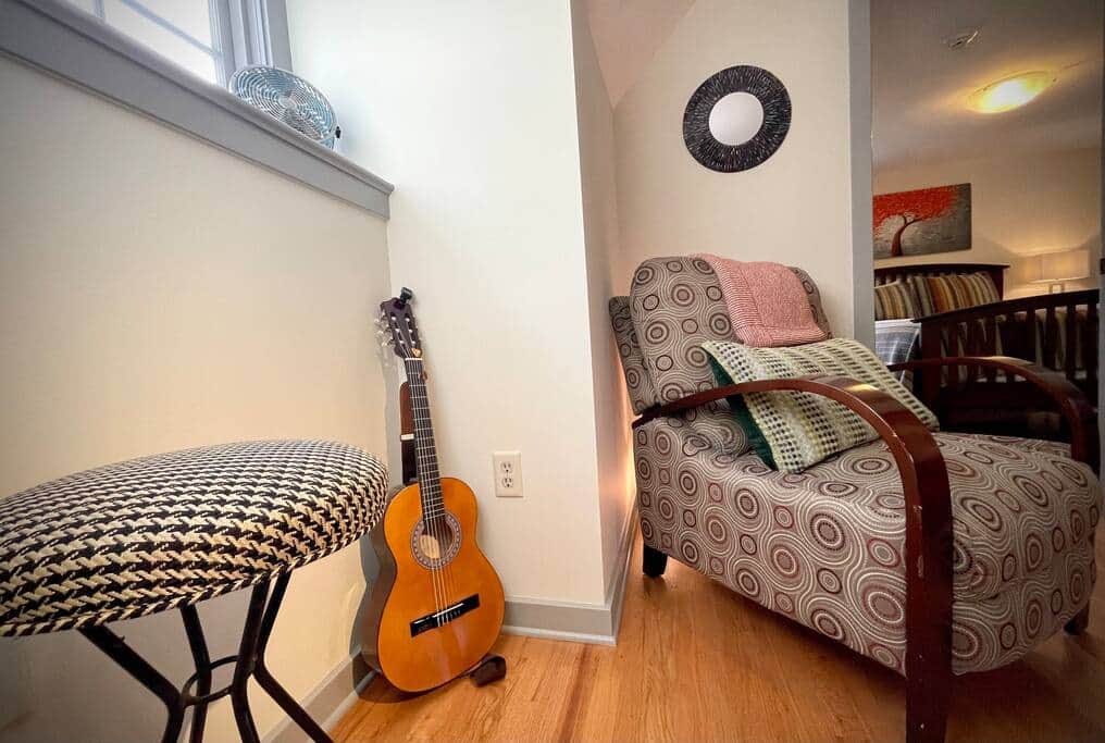 RECLINER & ACOUSTIC GUITAR
