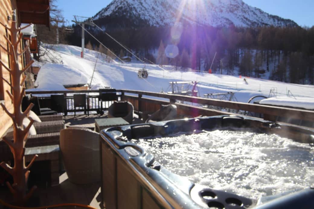 Jacuzzi 5 places chauffé à 37° toute l'année qui donne sur la terrasse plein sud au niveau du salon