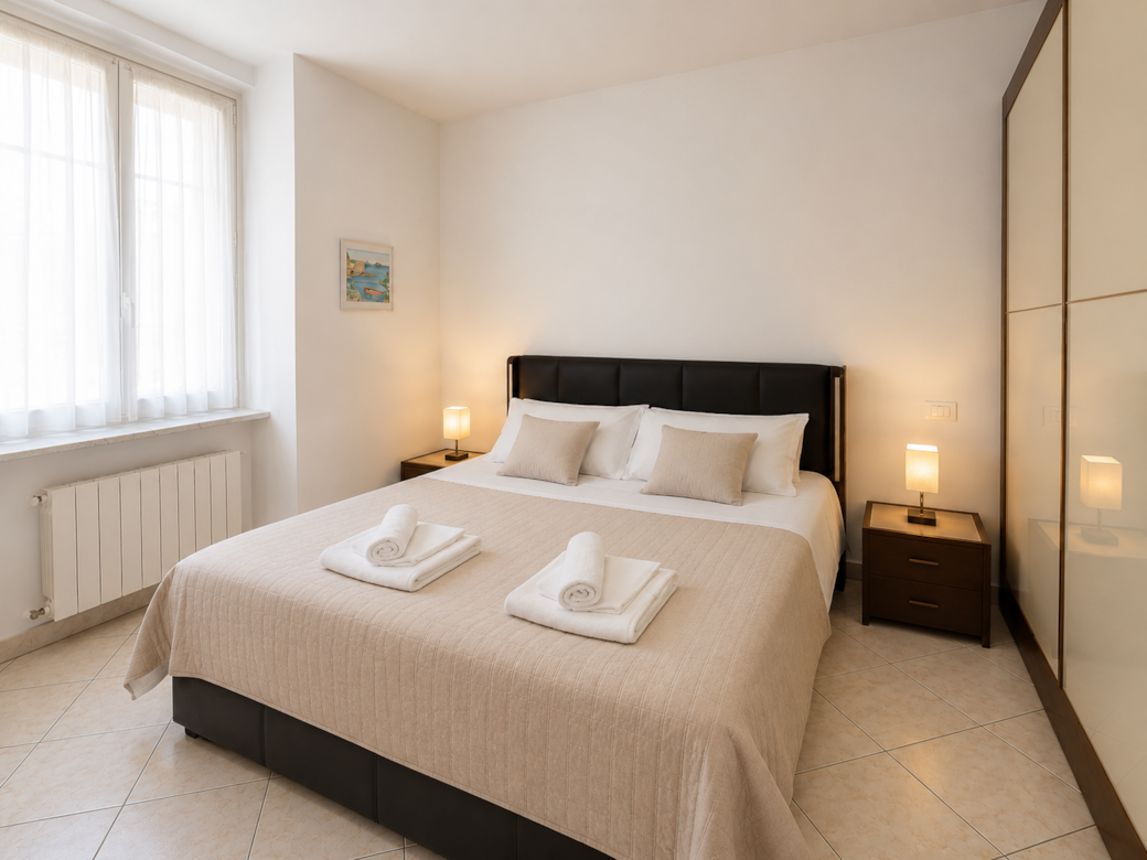 “Camera matrimoniale moderna e luminosa con atmosfera elegante e rilassante”