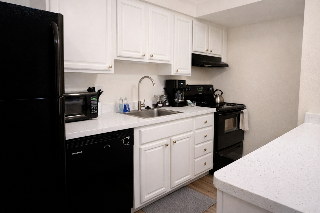Small but fully equipped—everything you need to cook, dine, and feel right at home. 