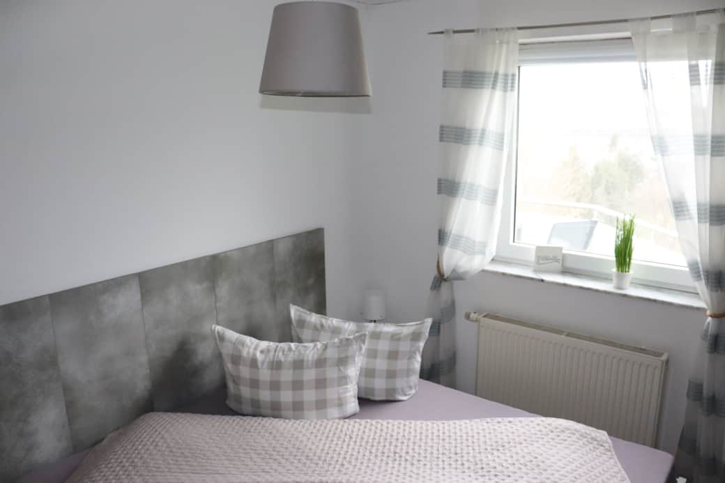 Doppelbett im Schlafzimmer
