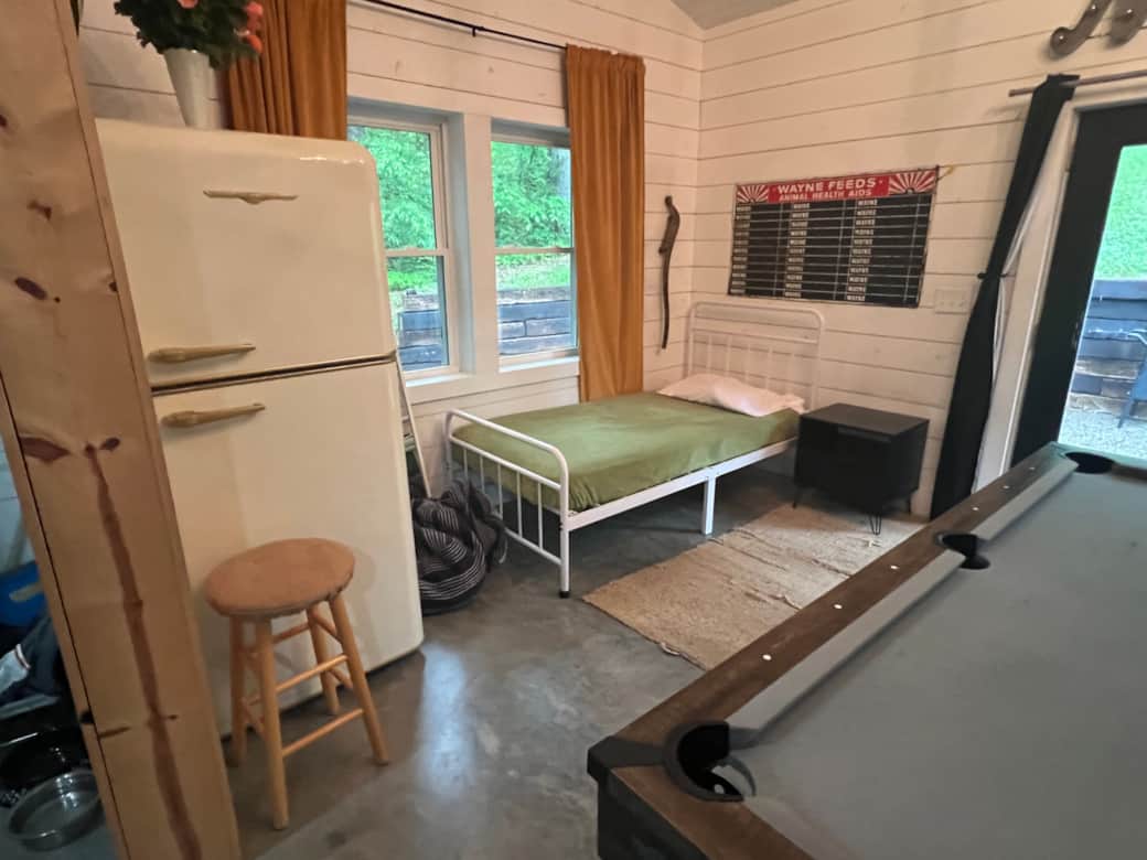 Game Room with Pool Table and 4 twin beds! Game Room with Pool Table and 4 twin beds!