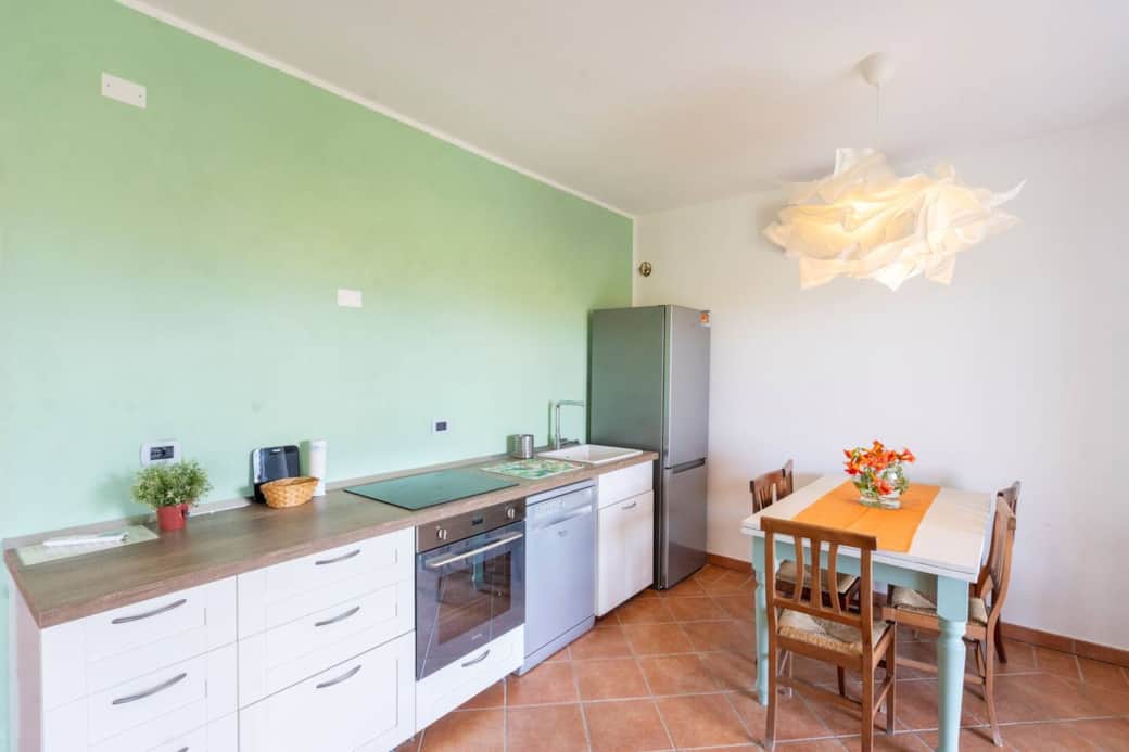 Cucina completamente attrezzata e zona pranzo interna Cucina completamente attrezzata e zona pranzo interna