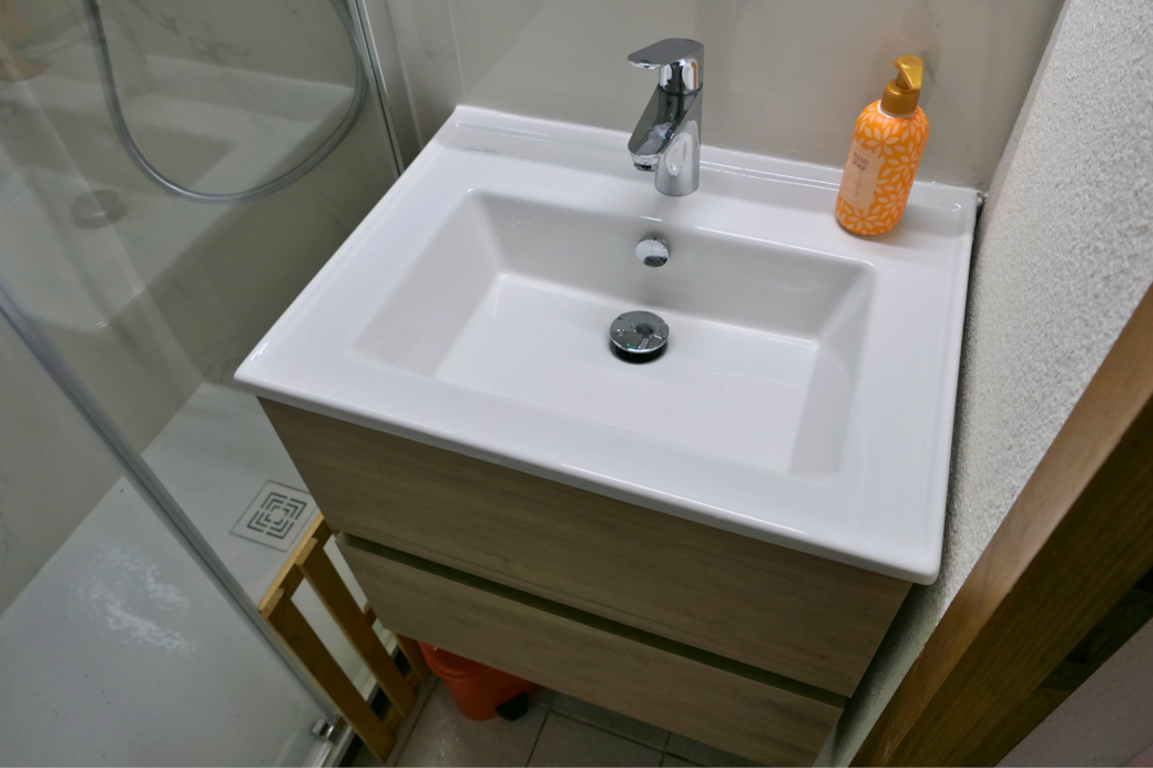 Lavabo et rangements – salle de bain fonctionnelle