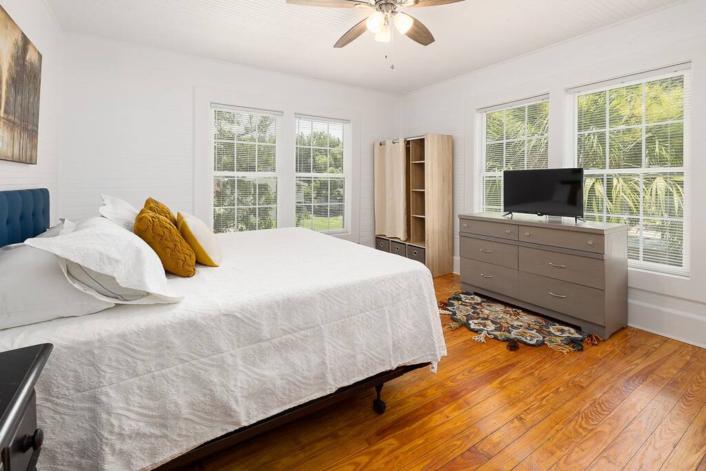 Bedroom 2 Queen Size