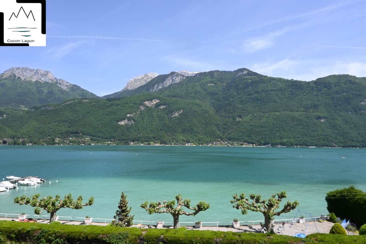 Vue Plage lac et Montagne depuis le balcon au printemps