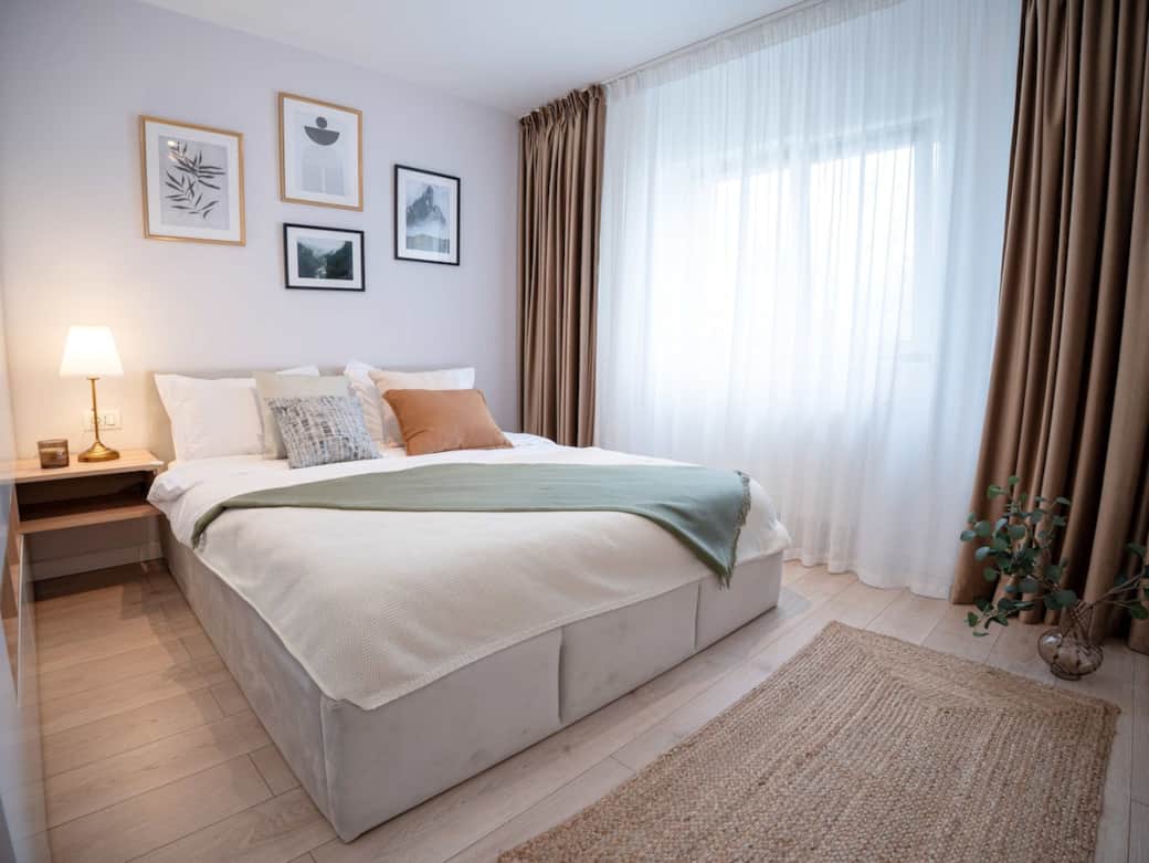 160 cm bed with premium sheets