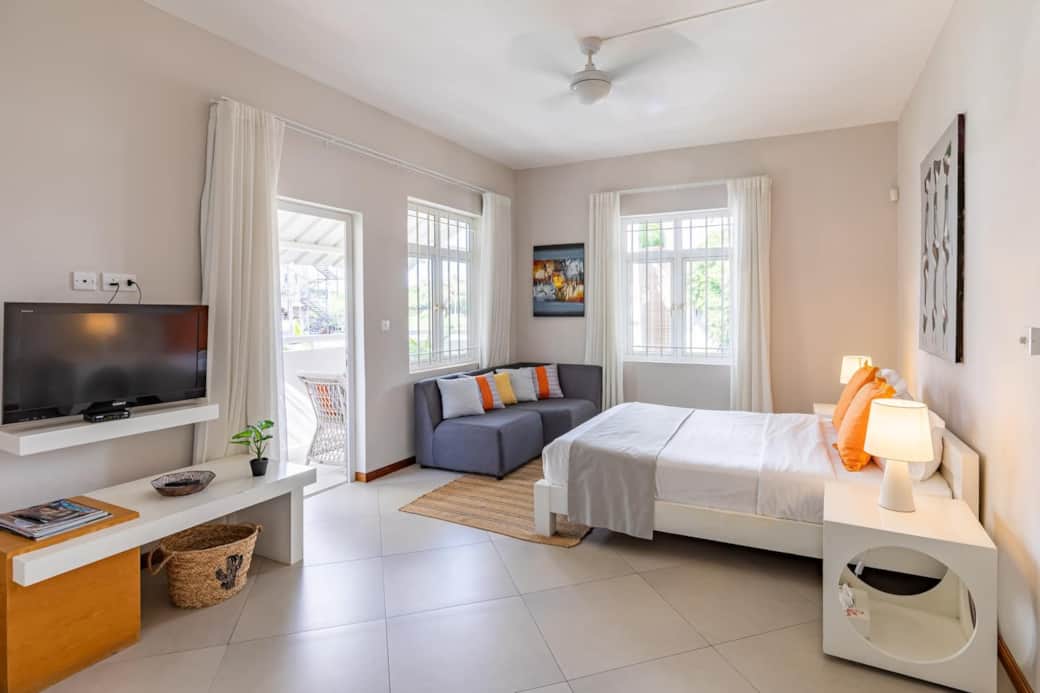 Spacious studio with double bed, sofa, balcony and TV area