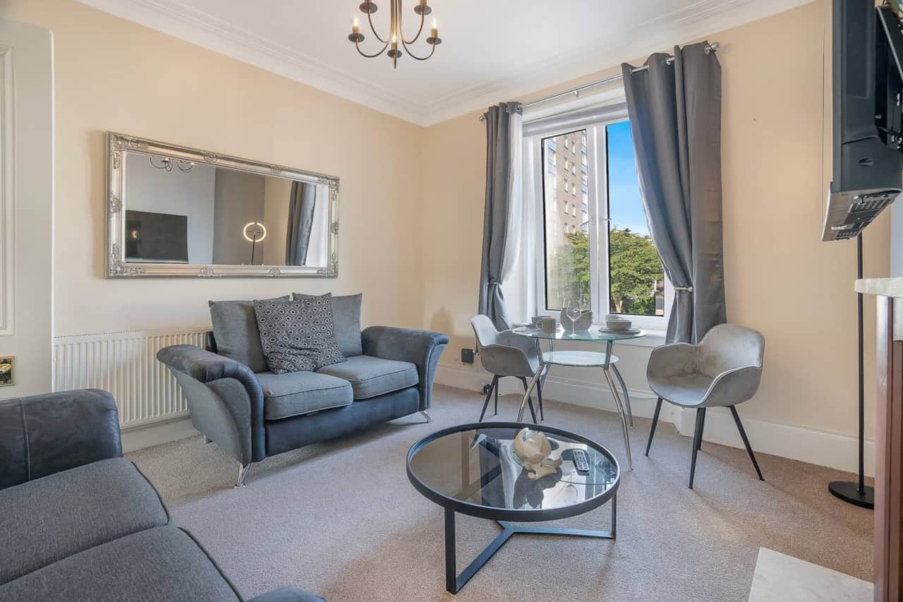 A bright, comfortable living space designed for relaxing after a full day in Aberdeen. Comfortable seating, smart 52 Inche TV and a calm layout make this ideal for work trips, longer stays or simply unwinding in the evening.
