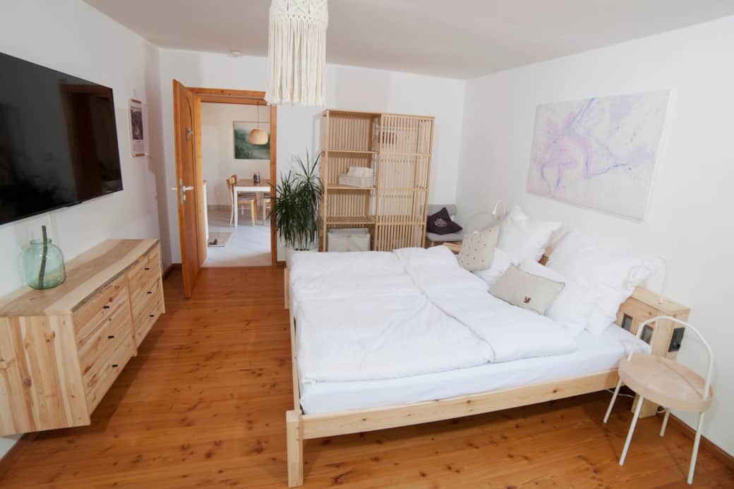 Helles großes Schlafzimmer 