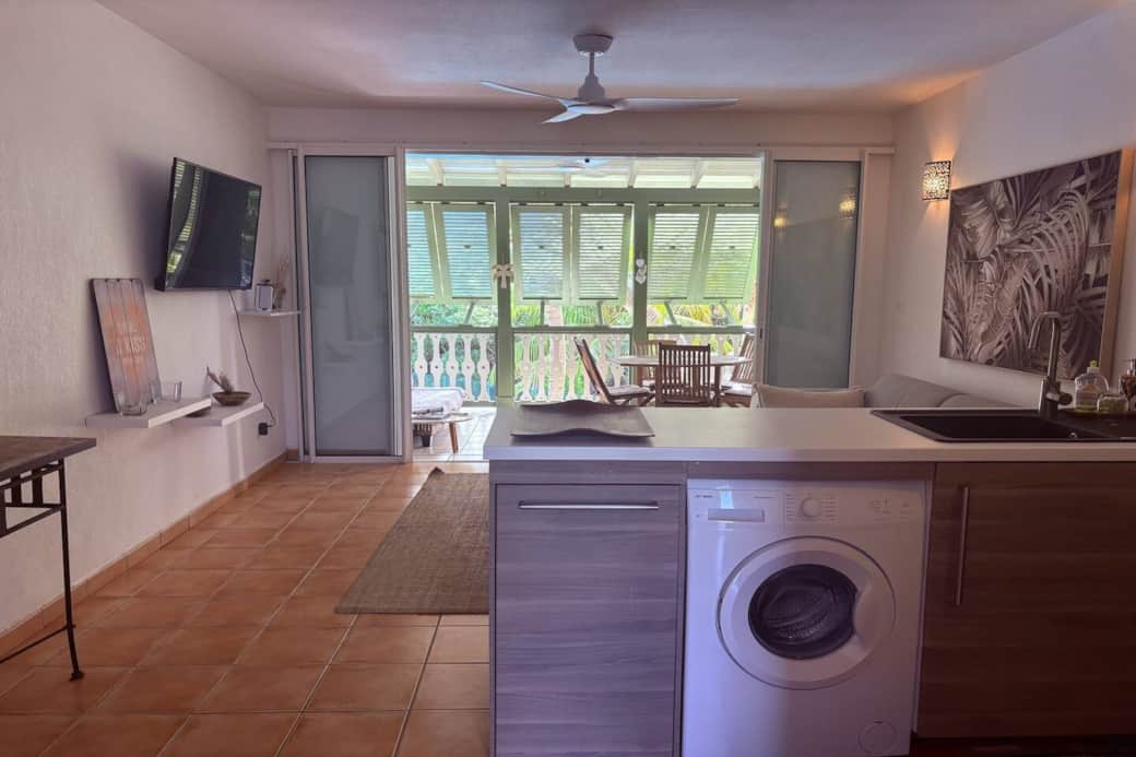 Kitchen and living room opening onto the terrace Maison de Marie