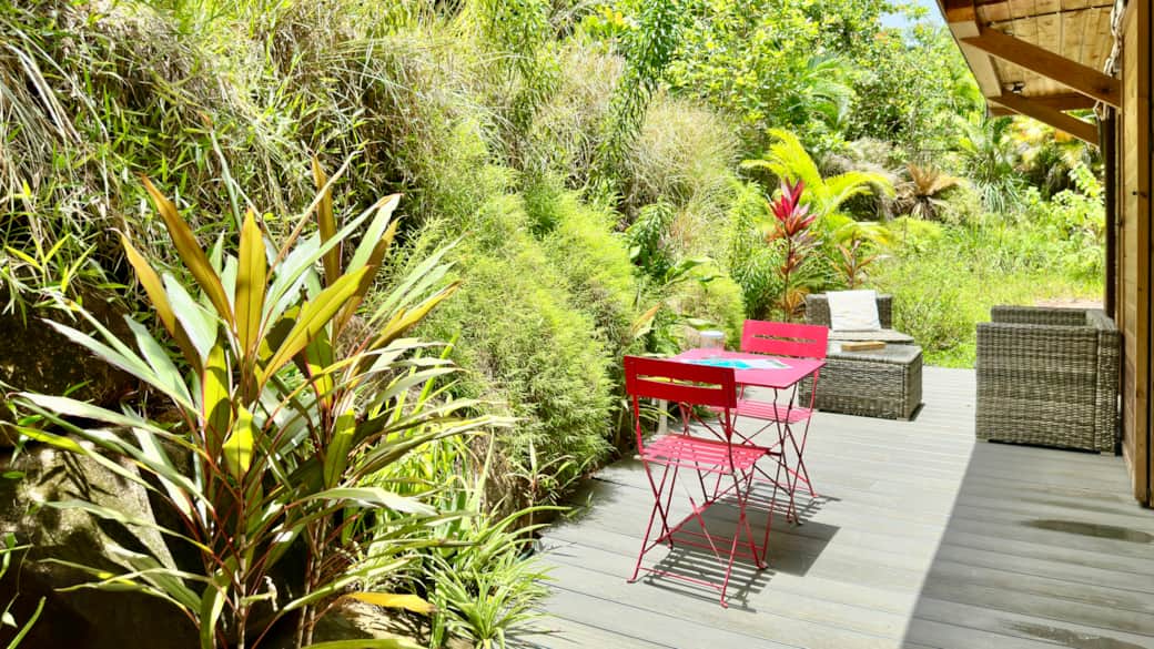 Vue de la terrasse privée extérieure avec vue sur la nature et chants des oiseaux. 