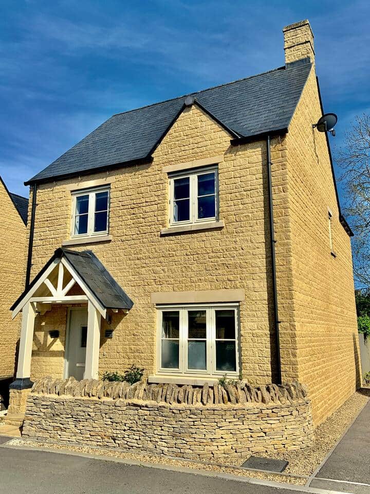 Honeystone Cottage - Cotswold Stone 4 bedroom cottage with private off road parking. Honeystone Cottage - Cotswold Stone 4 bedroom cottage with private off road parking.
