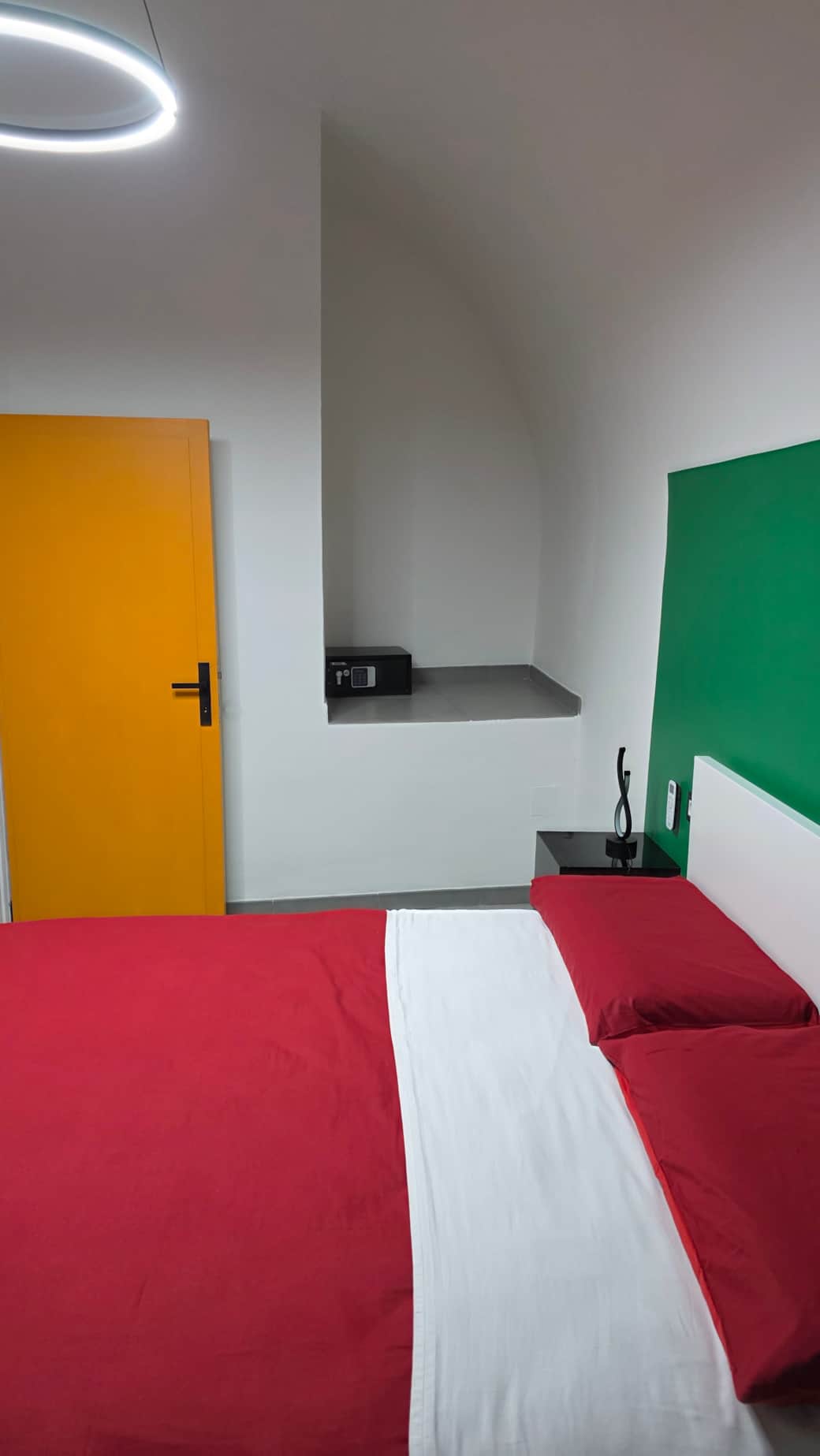Agli Archi Chieti: Hypoallergenic room with safe and laptop workspace.