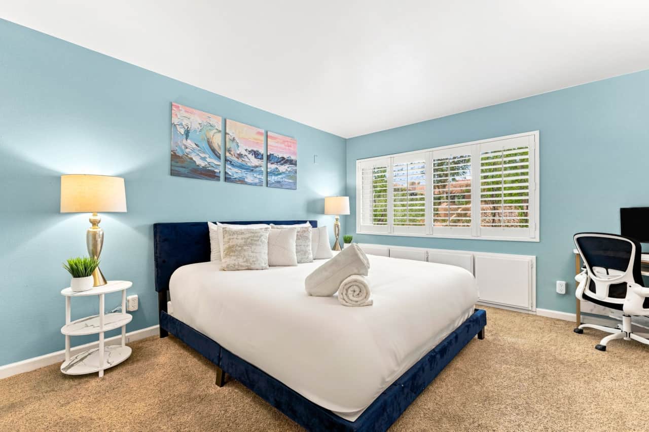 Primary En-Suite w/ King Bed