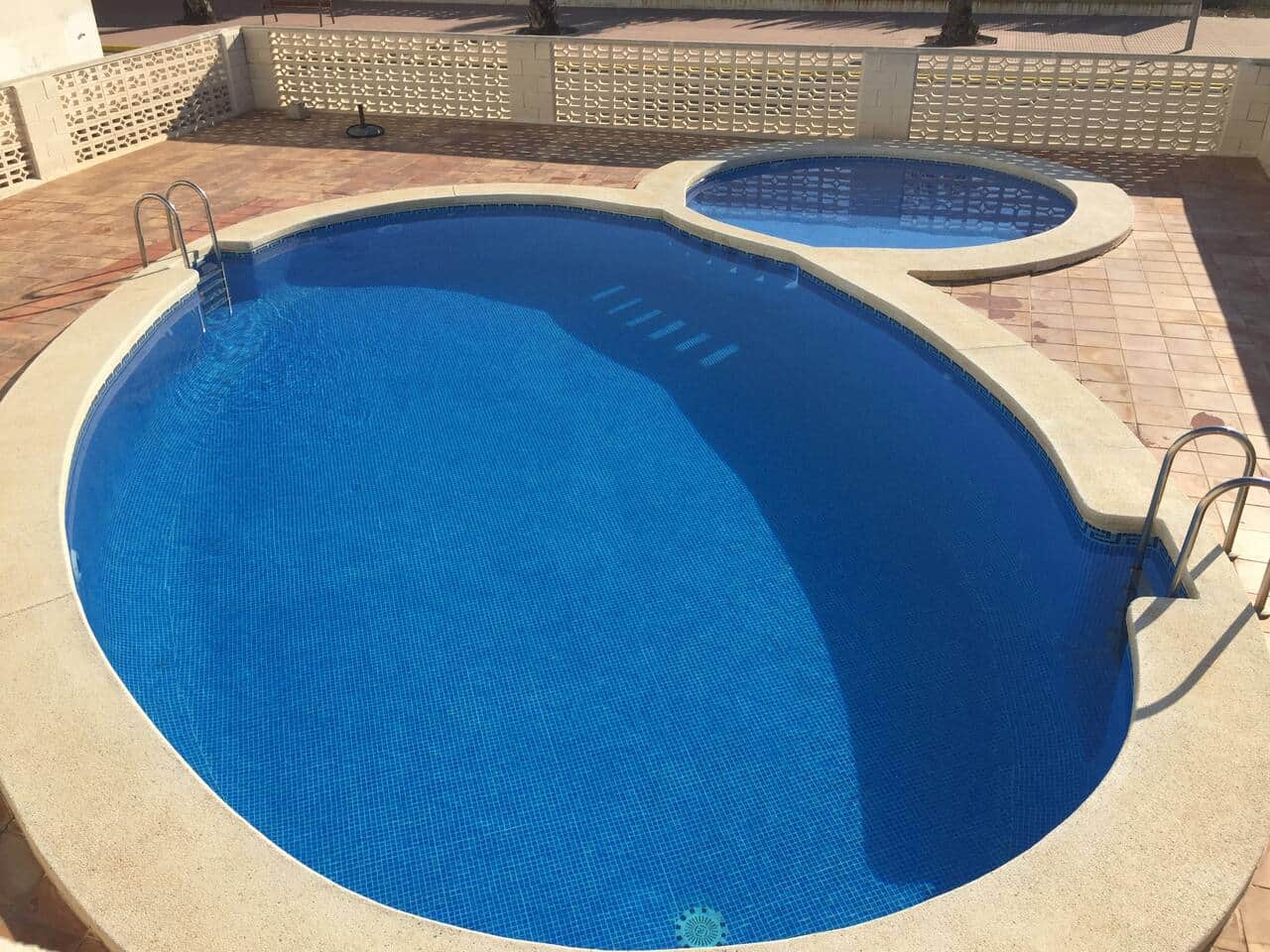 Piscina comunitaria con zona infantil