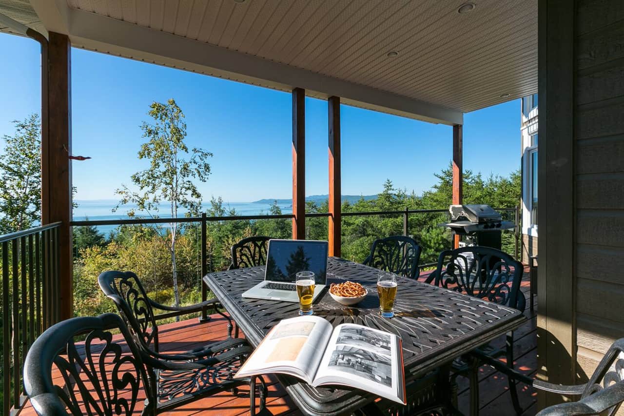 Grande terrasse extérieur avec vue sur le fleuve.