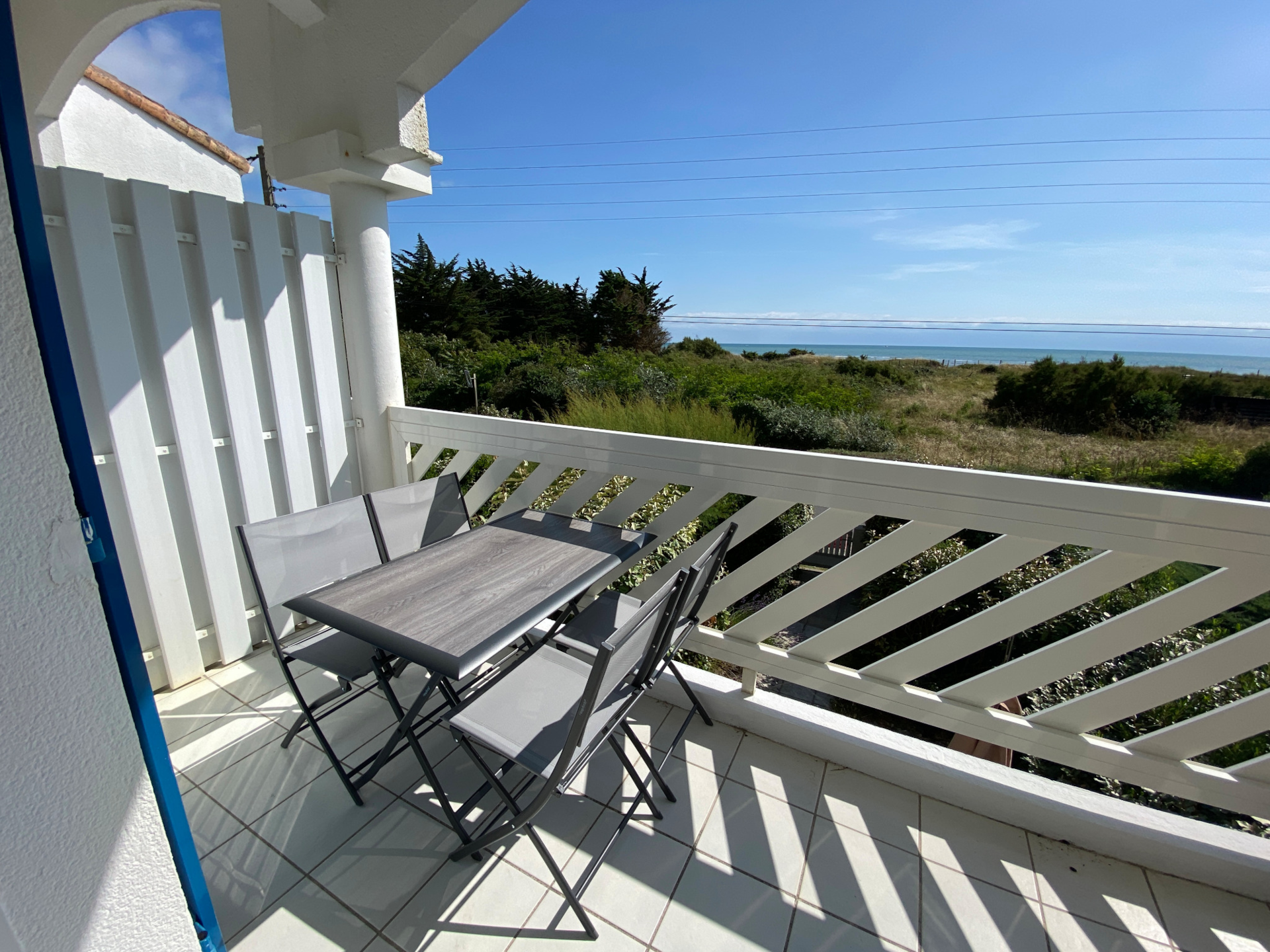 Balcony with outdoor furniture and ocean view in La Cotinière