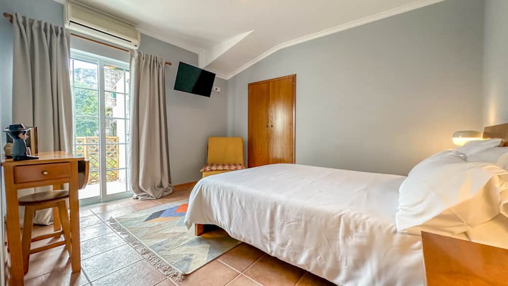 Quarto do Fernando has a double bed and twin convertible chair bed. 