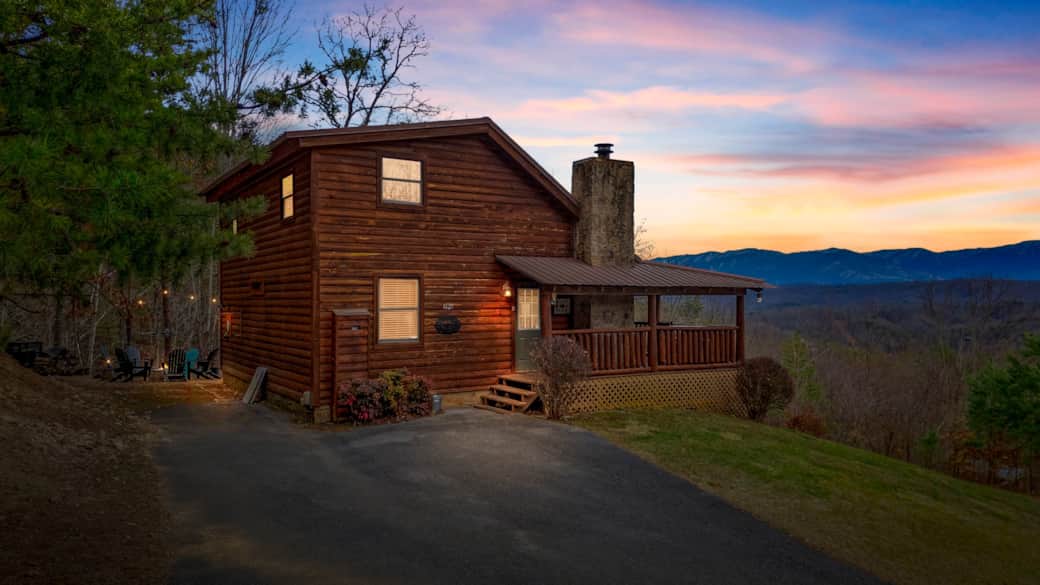 Cozy Smoky Mountain cabin with hot tub and panoramic views Cozy Smoky Mountain cabin with hot tub and panoramic views