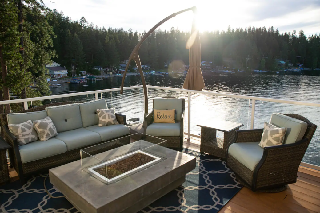 Main level deck with natural gas fire table